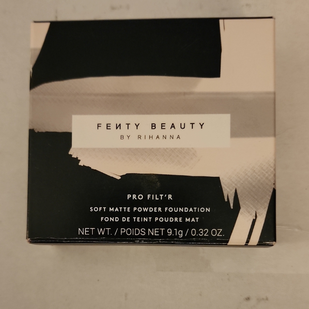 Fenty Beauty Pro Filt'r Soft Matte Powder Foundation - Black and Cream